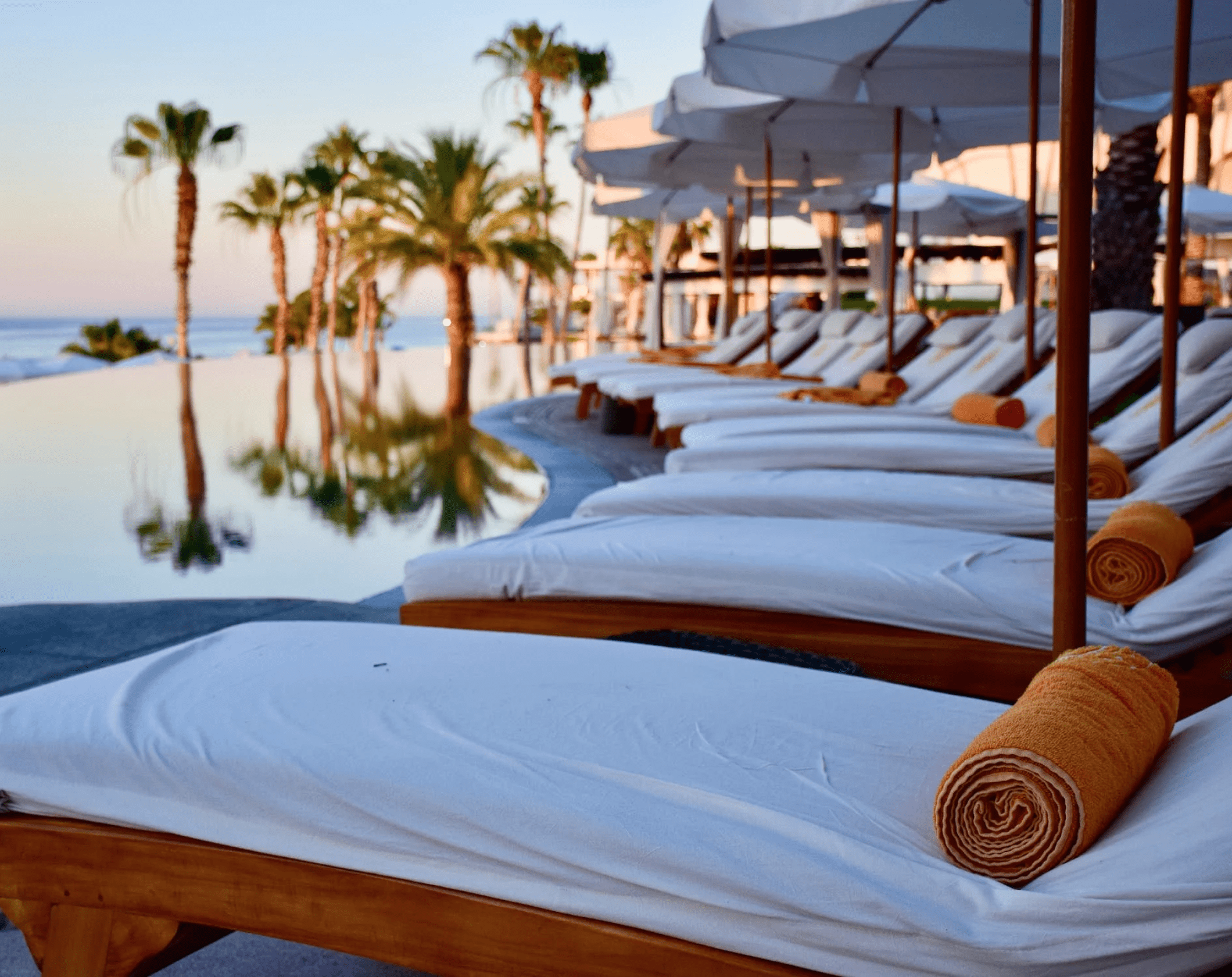 The gigantic luxury hotel in the middle of nowhere-min